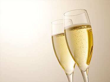 Zwei Gläser mit Sekt, Prosecco oder Champagner