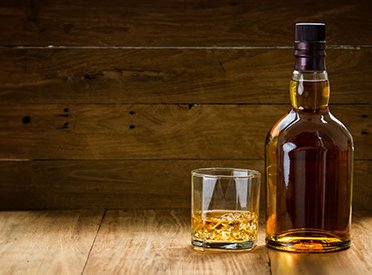 Flasche und Glas mit Whisky